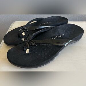 Vionic Women's Rest Bella Toe Post Sandal- black with bow, women’s size 8. EC